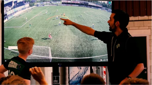Coach duid tips aan op het tactics boards met beelden van de camera's.