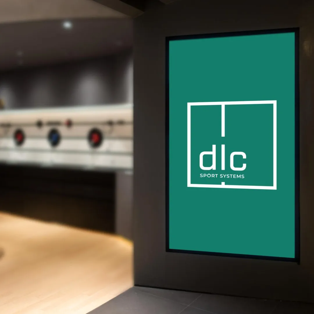 LED-scherm in een gebouw met het logo van DLC SportSystems