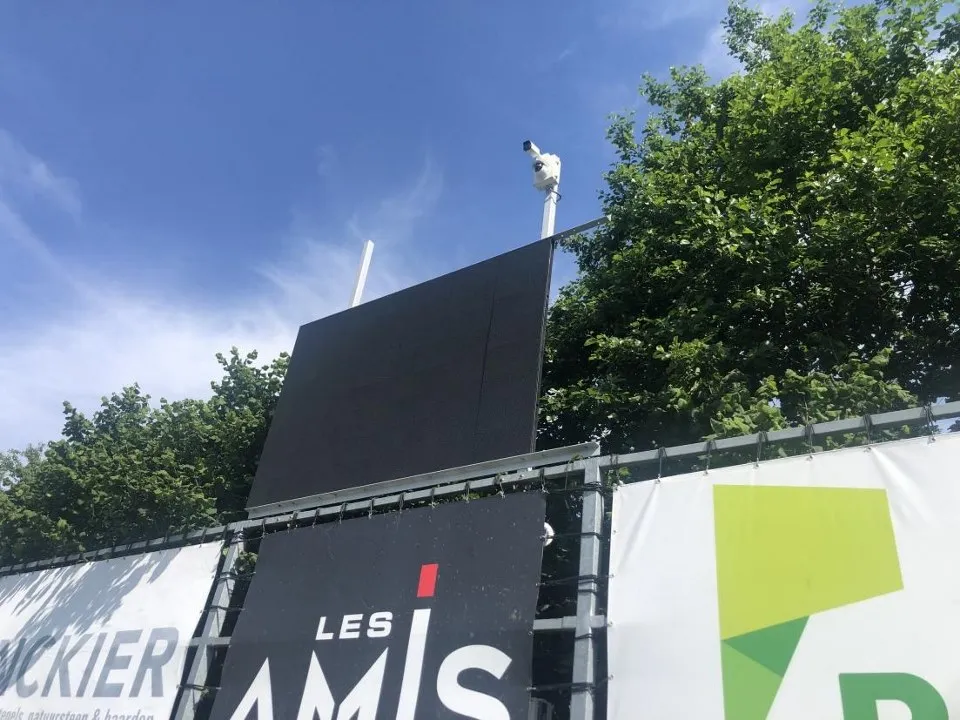 Een foto van de camera plus een LED-board.