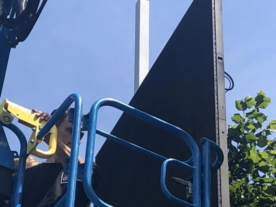 Een foto van een persoon die aan het werk is aan een LED-board.