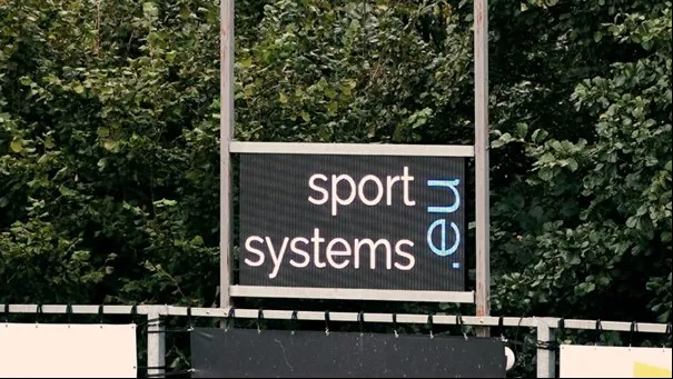 Een foto van een LED-board met DLC reclame erop.
