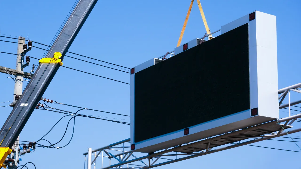 Een foto van werken aan een LED-board.