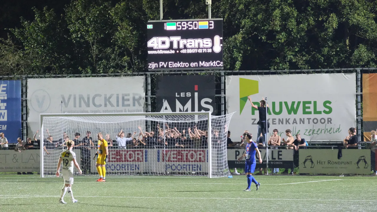 Een foto van een voetbal match.