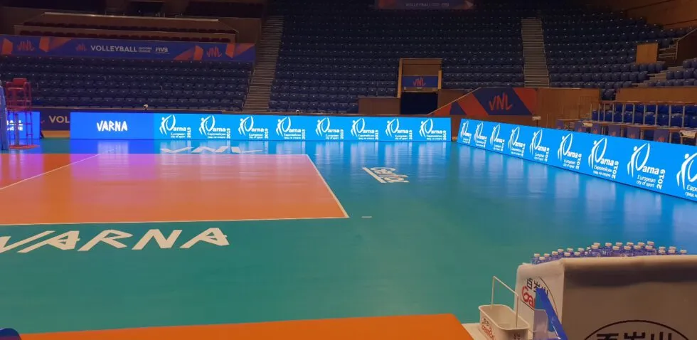 Een foto van de LED-borden op een indoor volleybal veld.
