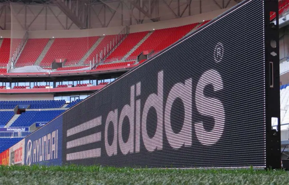 Een foto van de LED-borden rondom een voetbalveld.