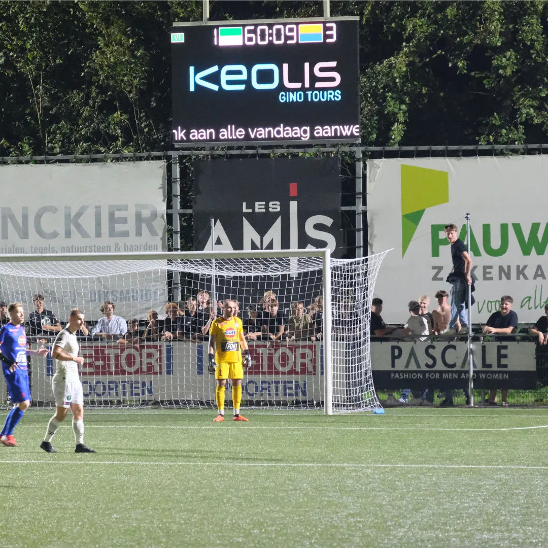 Een foto van het scoreboard in actie tijdens een match.