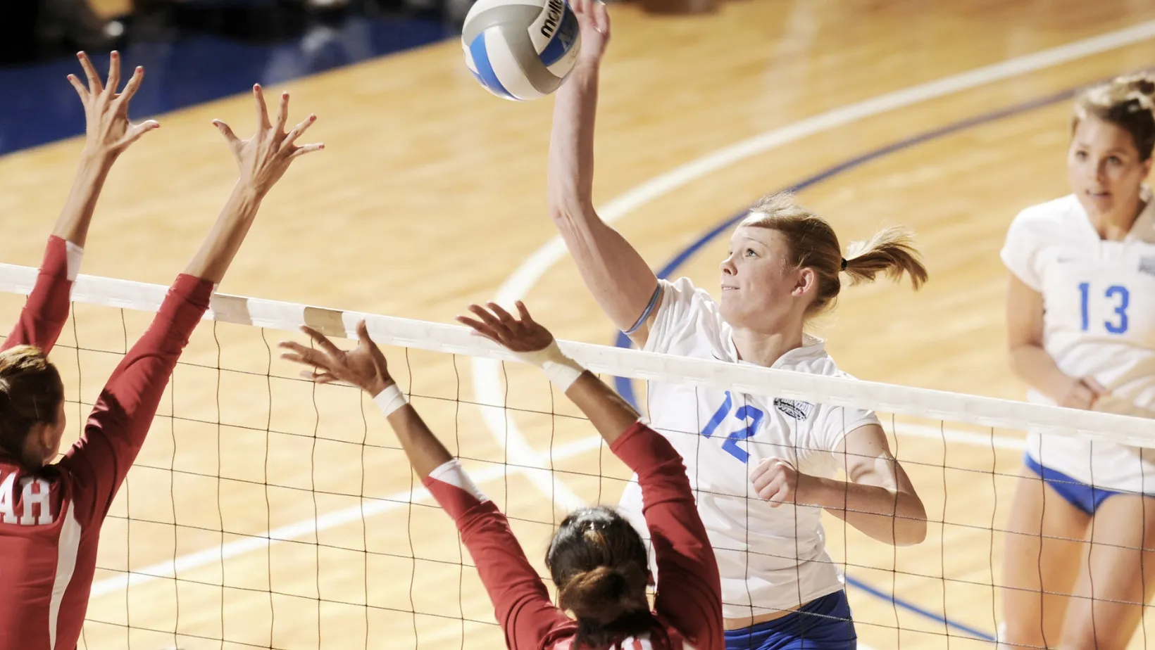 Een sfeerfoto van een volleybal match.