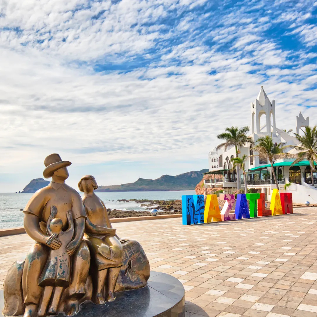 Grote letters met “MAZATLAN” op de dijk in opvallende kleuren en grootte