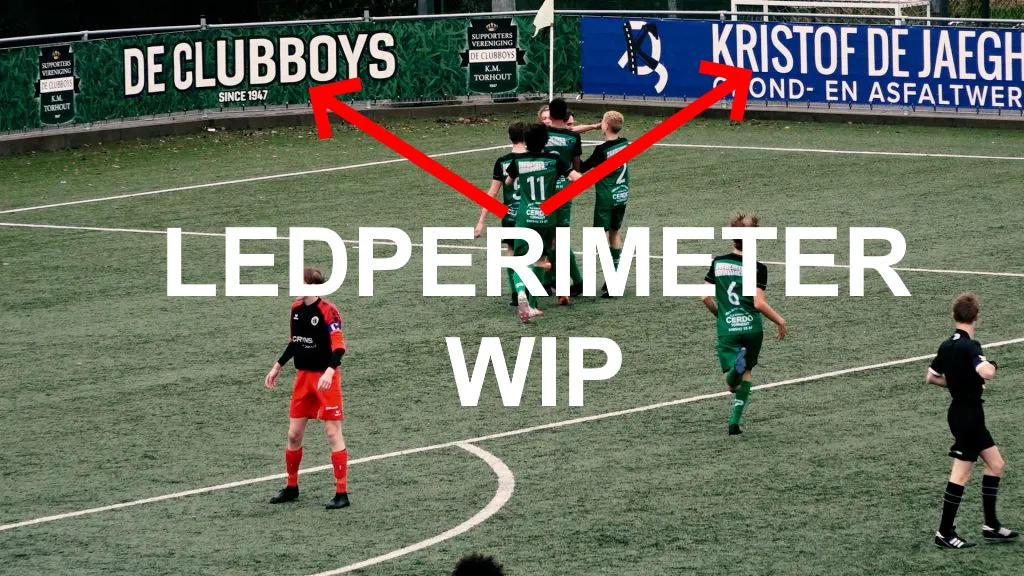 Een foto dat de verschillende voetbalploegen aanduidt op de schermen langs de rand van het voetbalveld.