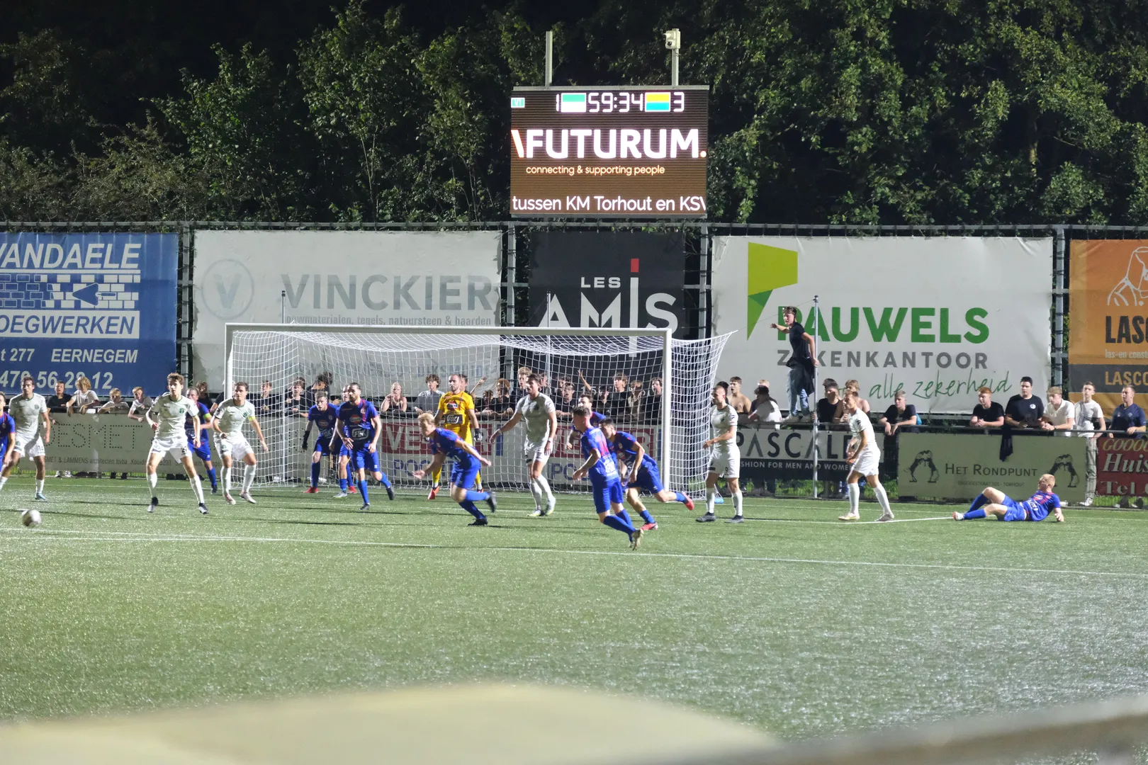 Een sfeerfoto tijdens een voetbalmatch.