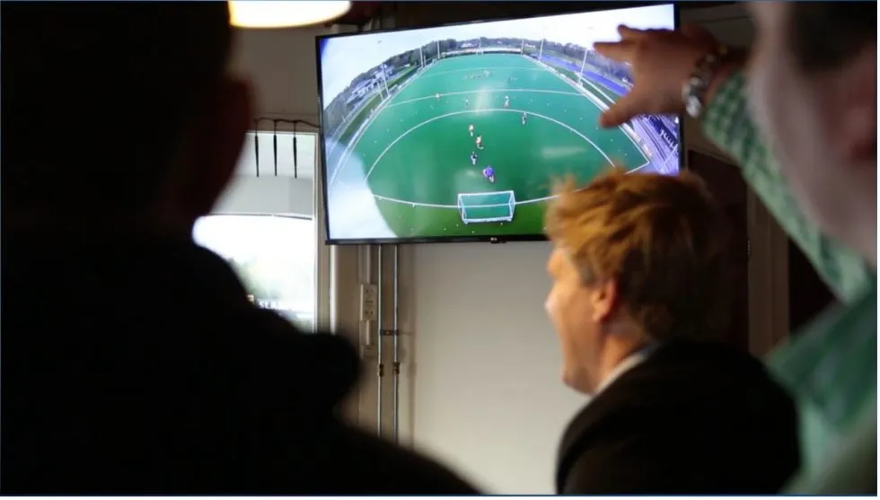 Een sfeerfoto van een voetbalmatch.