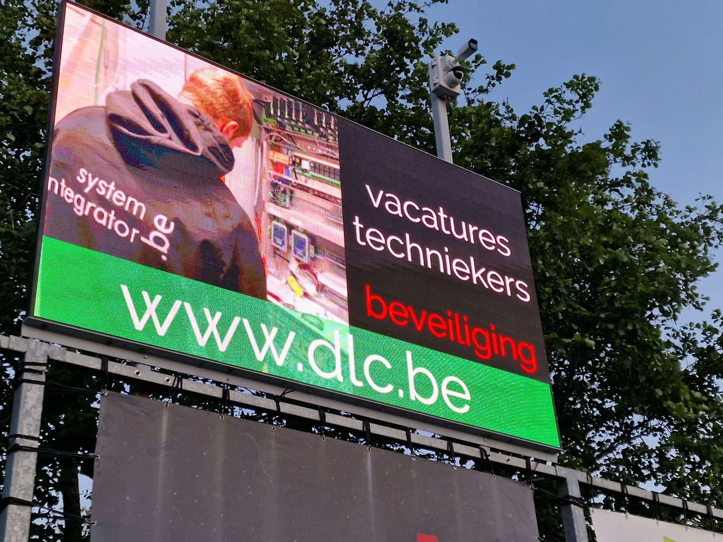 Een LED-board met vacatures voor elekticiens.