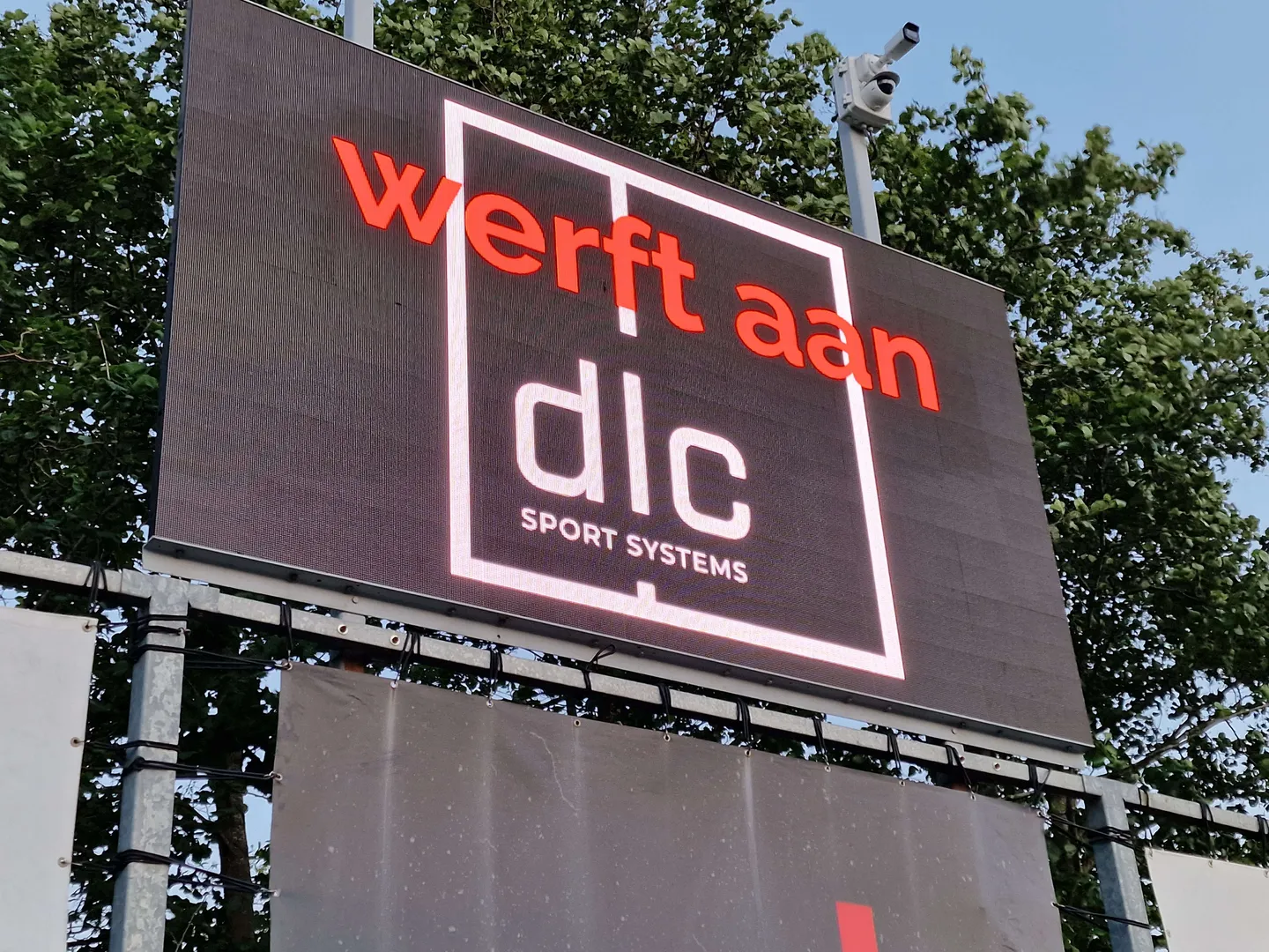 Een foto van een LED-board voor vacatures.